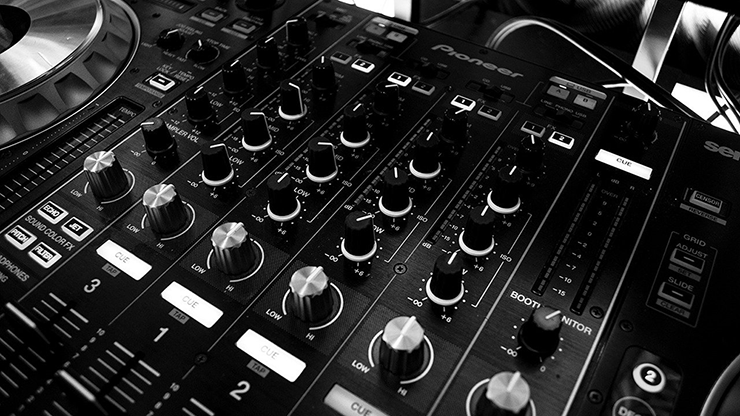 AFFORDABLE REMOTE CONTROL MUSIC SYSTEMS FOR MAGICIANS,MENTALISTS, HYPNOTISTS & ENTERTAINERS (eBook)